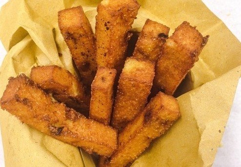 Patatine di polenta fritta