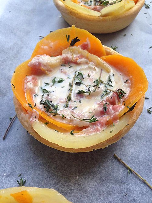 Tartellette di patate, zucca e prosciutto di Parma, profumate al timo
