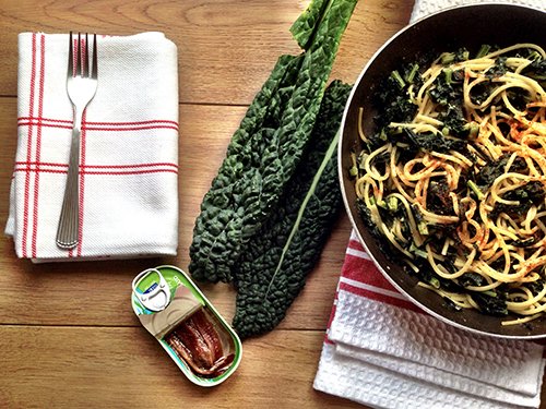 Spaghetti con cavolo nero, paprika e pane grattugiato profumato alle acciughe