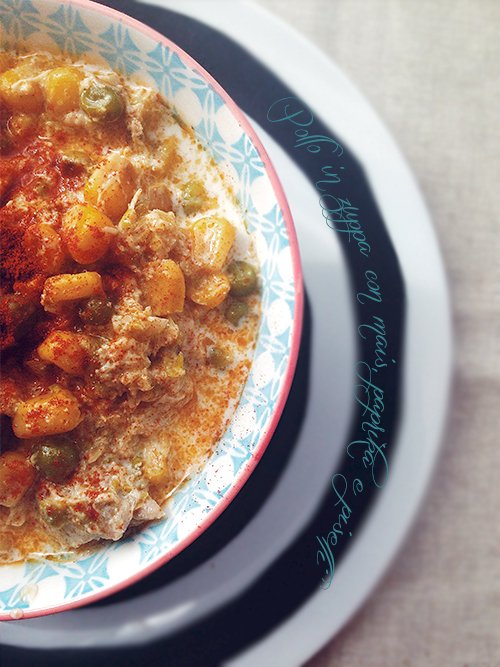Pollo in zuppa con mais, paprika e piselli