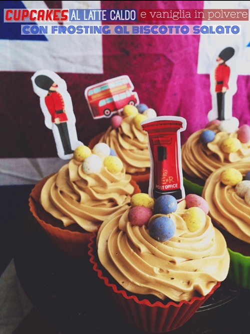 Cupcakes al latte caldo e vaniglia in polvere con frosting al biscotto salato
