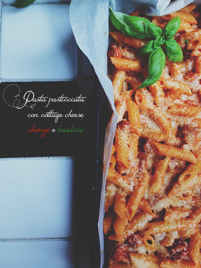 Pasta pasticciata con cottage cheese, chorizo piccante e basilico
