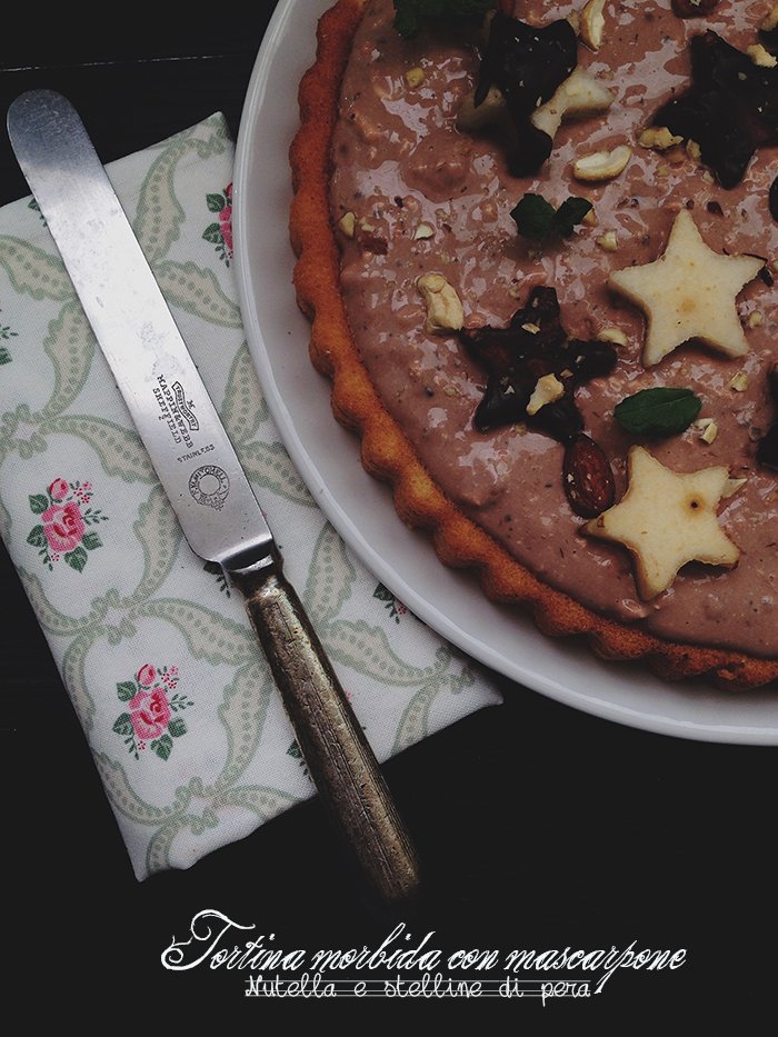 Tortina morbida con mascarpone, Nutella e stelline di pera