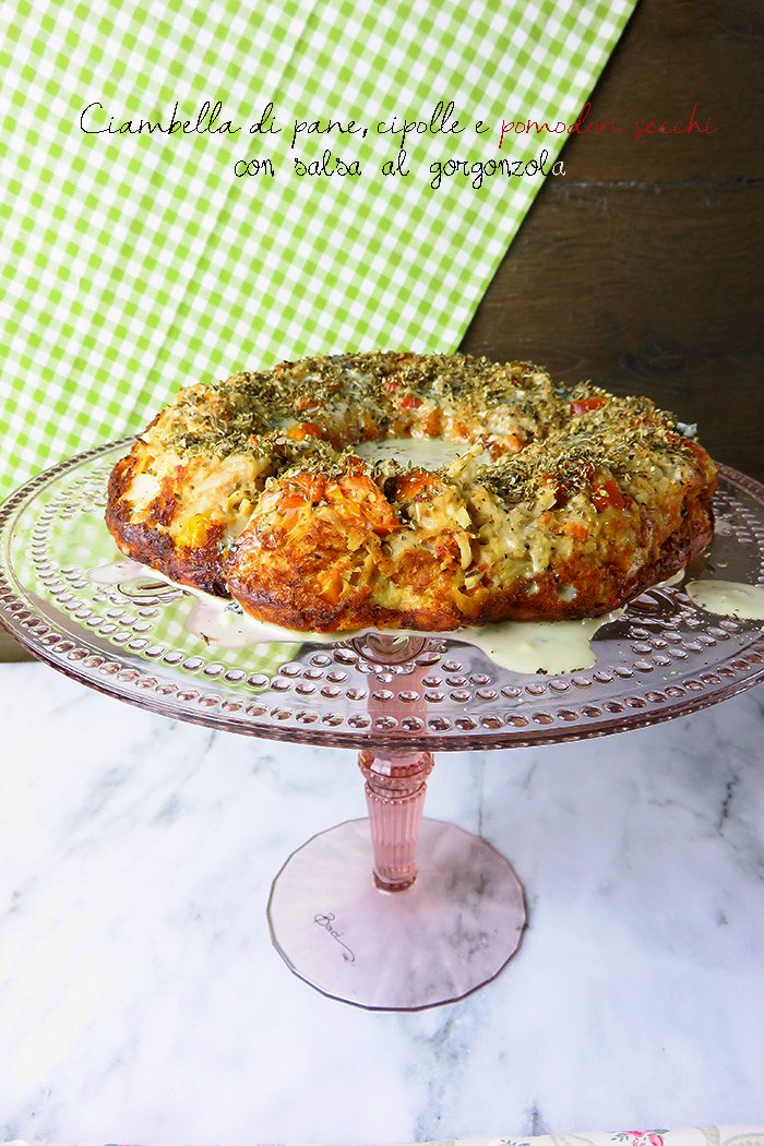 Ciambella di pane, cipolle e pomodori secchi con salsa al gorgonzola