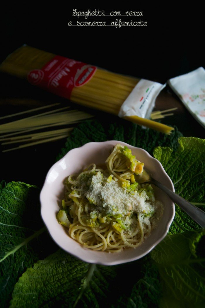 Spaghetti con verza e scamorza affumicata