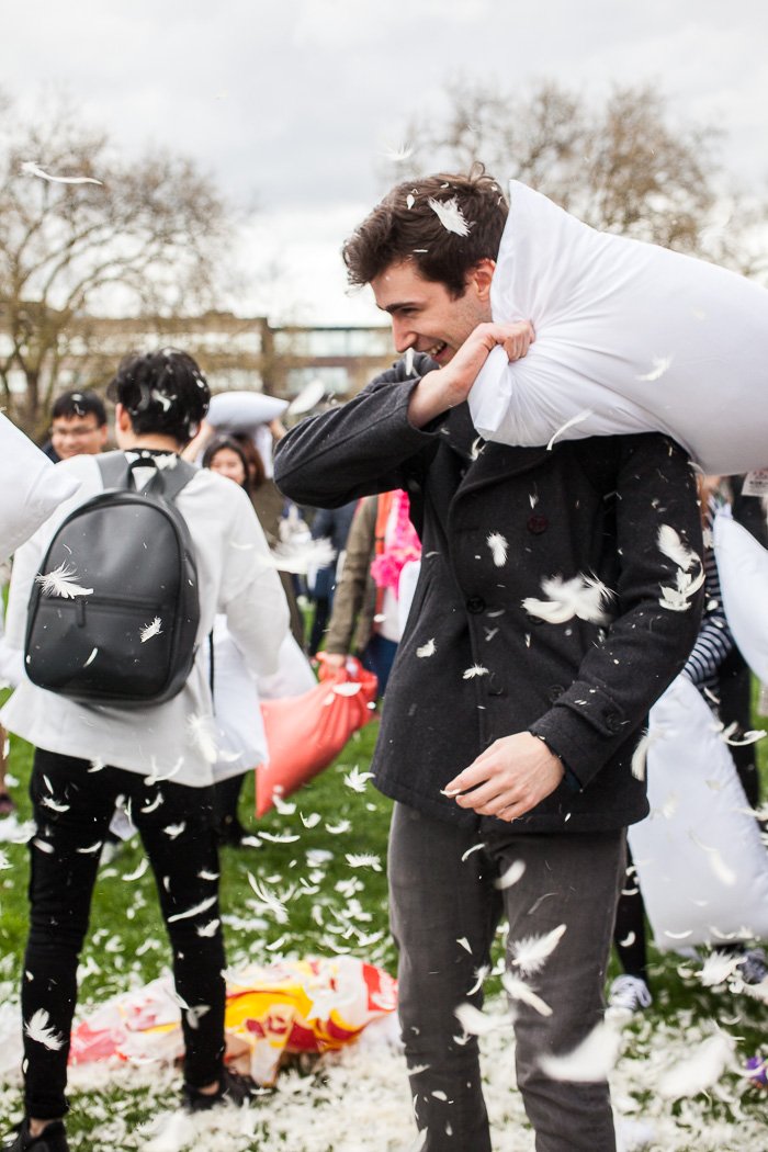 Pillow fight, la battaglia coi cuscini a Londra